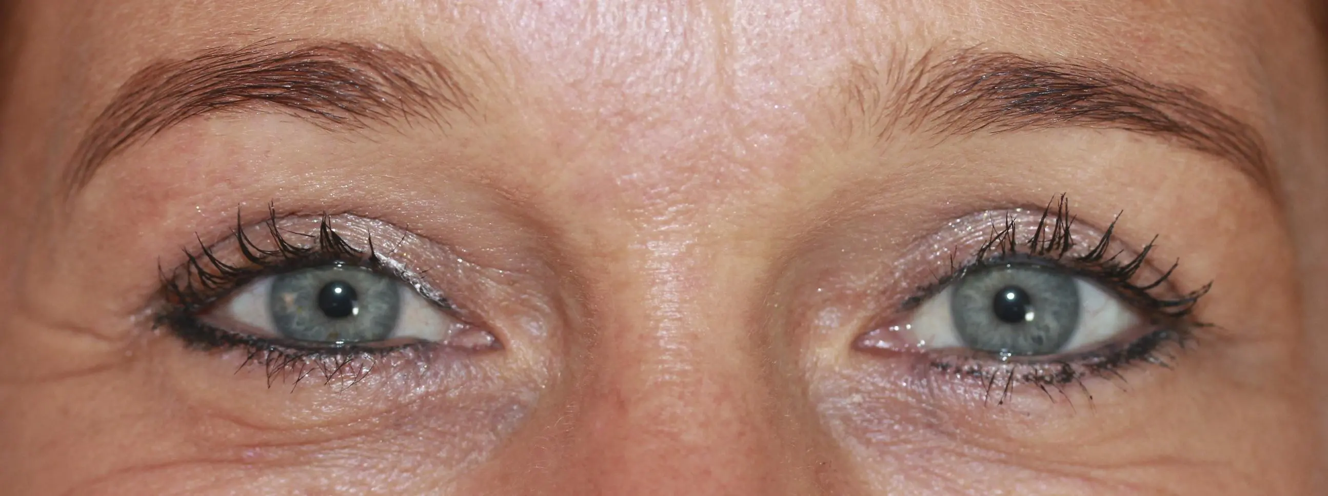 Optisches Augenlifting durch Permanent Make Up